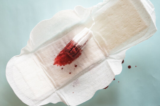 Blutiger Tampon und Binde 