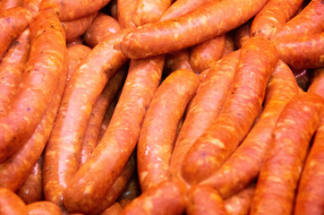 Gros plan sur des saucisses crues dans une boucherie