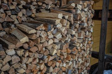 雪国の薪置き場