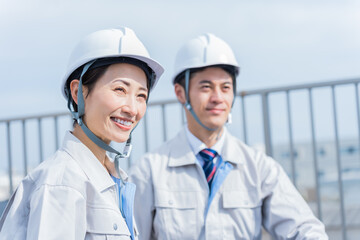 作業服を着た日本人男女