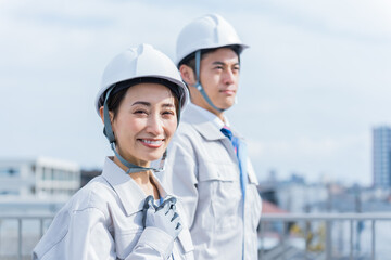 作業服を着た日本人男女