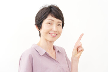 右を指差す中年女性　白背景