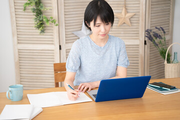 ノートパソコンでオンライン講座を受ける若い女性
