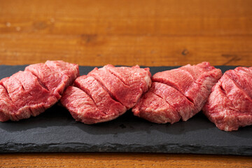 生の厚切り牛タン