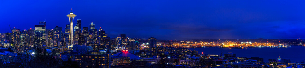 Fototapeta na wymiar Seattle skyline panorama at sunset from Kerry Park in Seattle