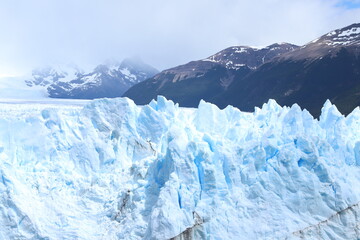 崩れ落ちるアルゼンチンパタゴニアのペリト・モレノ氷河