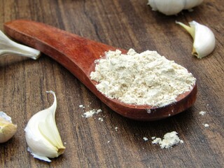 Garlic powder on a spoon 