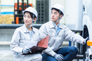 作業服を着た整備士