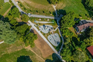 Ein Kinderspielplatz am Ammersee im Luftbild