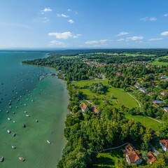 Fototapeta premium Das südliche Ammersee-Ufer bei Utting im Luftbild