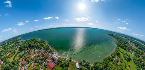 Der Ammersee bei Utting am westlichen Seeufer im Luftbild