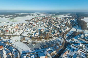 Ausblick auf das idyllisch verschneite Wolframs-Eschenbach in Mittelfranken