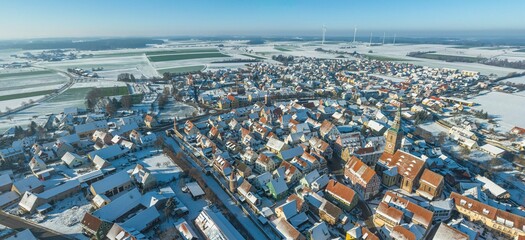 Die mittelfränkische Kleinstadt Wolframs-Eschenbach im Winter im Luftbild