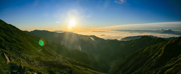 南アルプス　白峰三山テント縦走　濃鳥小屋テント場からの風景　朝日と富士と雲海
