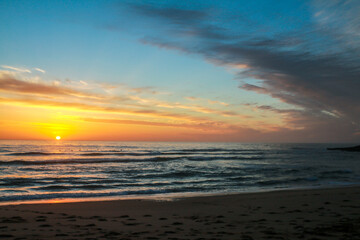 Beautiful sunset at the beach in portugal at the atlantic ocean close to lissabon. Wallpaper surf