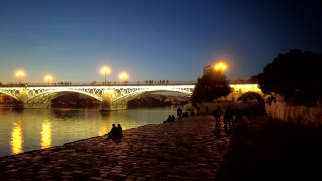 timelapse del atardecer en el puente de Triana en la ciudad de Sevilla, Espa&ntilde;a