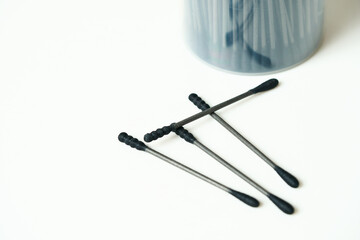 黒い綿棒とコピースペース