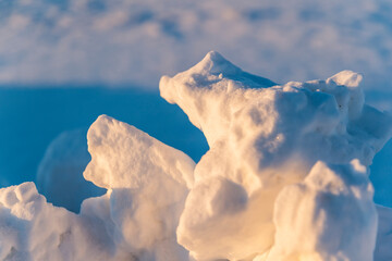 imagen detalle piedras de nieve generadas por apartar la nieve a un lado de la carretera