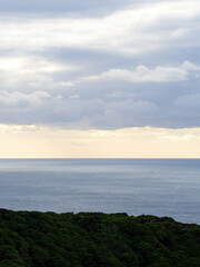 Obraz premium Long aerial view of evening clouds over Tasman sea coast