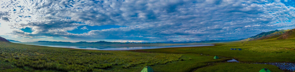 Панорама, вид на озеро с высоты, облака. Panorama, view of the lake from a height, clouds