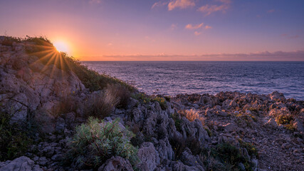 Paysage marin du Cap Ferrat au lever du soleil sur la French Riviera en hiver