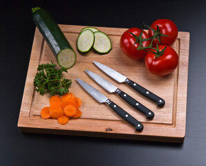 couteaux de cuisine avec légumes sur planche à découper