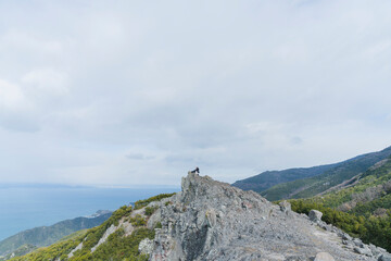 冬の山頂にいる女性