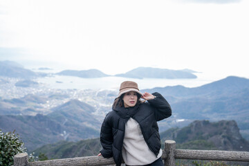 山頂にいる女性