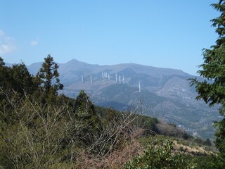 春の丘の風力発電
