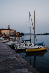 Port wieczorem, Salo, Włochy, żagłowki - obrazy, fototapety, plakaty