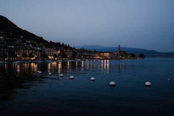 Salo, Włochy wieczór nad jeziorem, zatoka