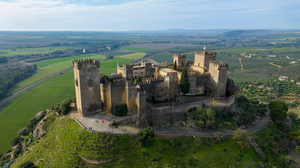 visión aérea del castillo del Almodóvar del río en la provincia de Córdoba, España