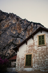 Fototapeta na wymiar Tremosine sul Garda, Włochy, pejzaż górski z chatą