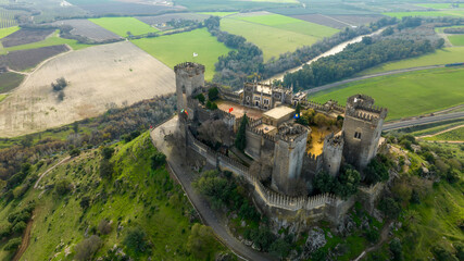 visión aérea del castillo del Almodóvar del río en la provincia de Córdoba, España