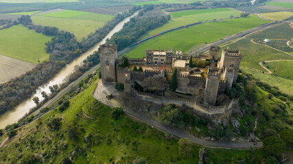 visión aérea del castillo del Almodóvar del río en la provincia de Córdoba, España