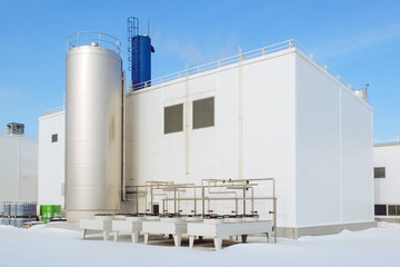 Industrial building with outdoor air conditioning units