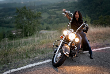 Fototapeta na wymiar In Viaggio con la Moto Uomo in Harley Davidson 