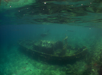 a small sunken ship on the island of Curaçao