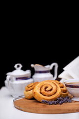 Obraz na płótnie Canvas śniadanie, Słodkie bułeczki cynamonowe i kawa z mlekiem, tradycyjne szwedzkie bułeczki kanelbullar