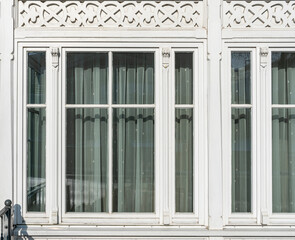 Fenster mit altmodischer Gardine, Berlin, Deutschland