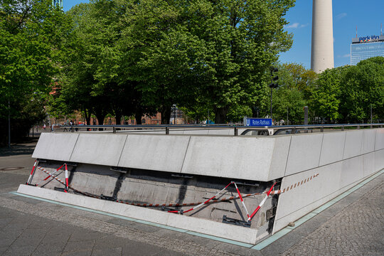 Baumangel am Eingang zum neuen U Banhof Rotes Rathaus, Berlin, Deutschland