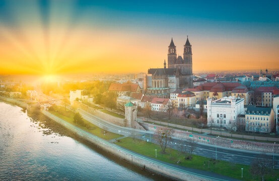 Schöner Sonnenuntergang im Stadtzentrum von Magdeburg. Panorama-Luftaufnahme der historischen Altstadt mit Dom an der Elbe in Sachsen-Anhalt, Deutschland.