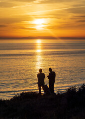 Fototapeta premium Dos amigos contemplando la puesta de sol en la costa de Marbella