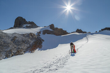 Deux alpinistes font une ascension dans le massif des Écrins par couloir de la Girose en été