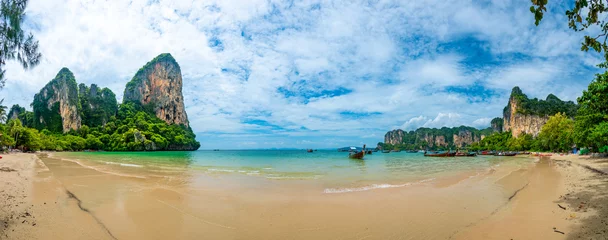 Crédence de cuisine en verre imprimé Railay Beach, Krabi, Thaïlande Long tail boats at Railay beach, Krabi, Thailand. Tropical paradise, turquoise water and white sand.