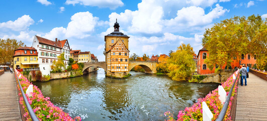 Das Alte Rathaus mit oberer Brücke zwischen prächtigen Stadthäusern und dem Residenzschloss in Bamberg, Deutschland
