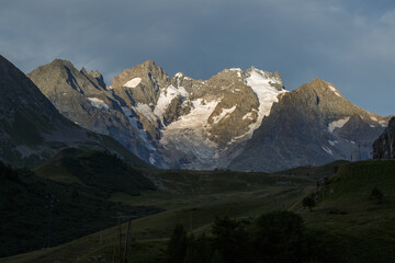 Glacier de la Meije dans le massif des Écrins au lever de soleil.