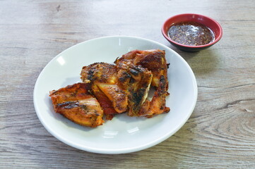 deep fried salty Ornate Threadfin Bream fish arranging on plate