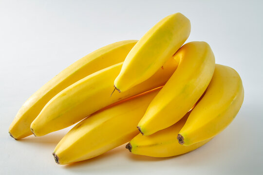Guineos amarillos y maduros