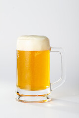 Jarra de cerveza amarilla y espumosa